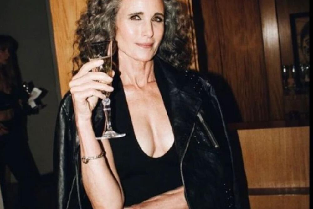 NIKAD NE BISTE POGODILI KOLIKO IMA GODINA: Izgleda bolje i od ĆERKI, evo u čemu je tajna (FOTO)