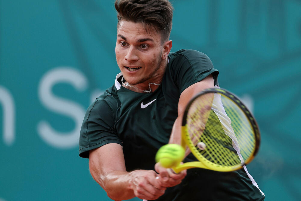 MIOMIR GAZI DALJE U SEZONI IZ SNOVA: Kecmanović lagano do četvrtfinala!