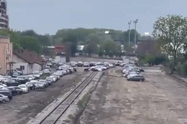 "KO KAŽE DA NA DORĆOLU NEMA MESTA ZA PARKING?" Građani se snašli pa napravili "divlje" parkiralište! RUGLO (VIDEO)