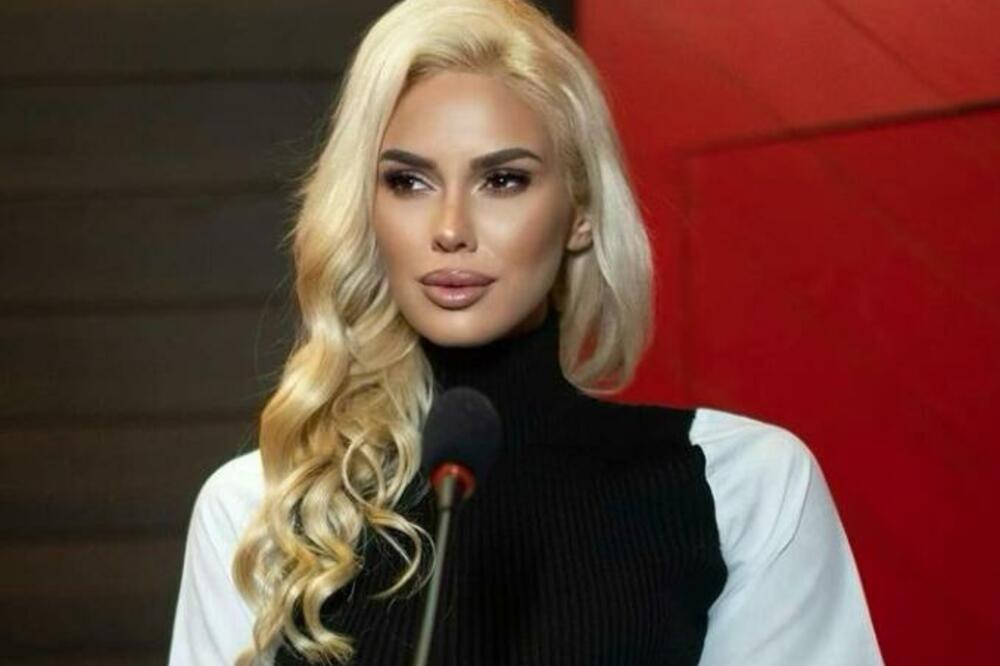 SKINULA SE NAJLEPŠA SRPSKA POLITIČARKA! Vreli snimci dok snima svoje telo OMAMLJUJU! (VIDEO)