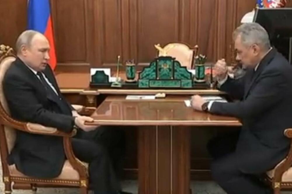 NAJNOVIJI SNIMAK ZABRINUO OBOŽAVATELJE PUTINA! Njegova DESNA RUKA sve govori, pogledajte kako je DRŽI (VIDEO)