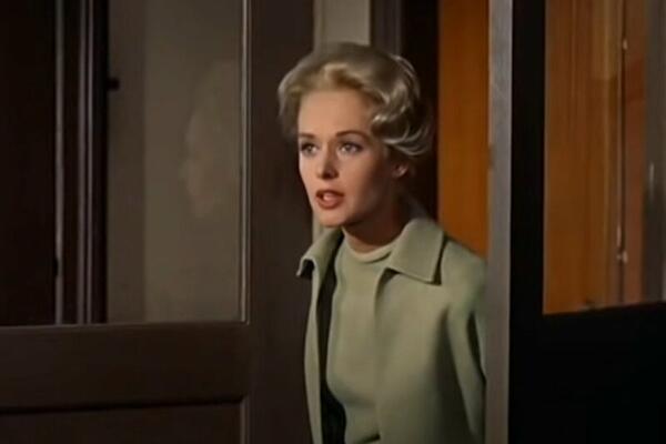 GLUMICU ZLOSTAVLJAO REDITELJ, PADALA JE U NESVEST: Uradio joj je to PRED SVIMA, tu se nije zaustavio (VIDEO)