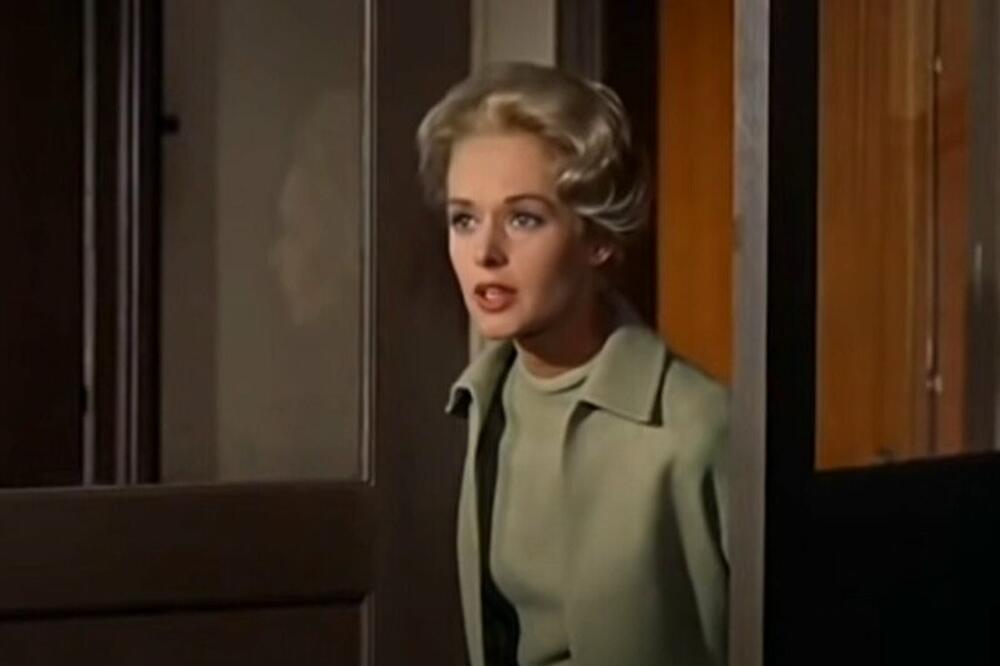 GLUMICU ZLOSTAVLJAO REDITELJ, PADALA JE U NESVEST: Uradio joj je to PRED SVIMA, tu se nije zaustavio (VIDEO)