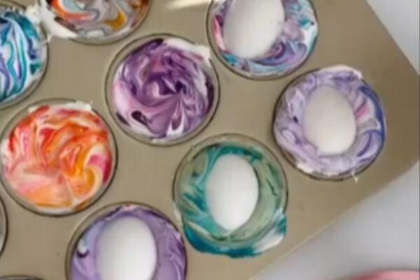 EVO KAKO DA OFARBATE JAJA ŠLAGOM, MOGUĆE JE: Dočekaće vas fenomenalan REZULTAT (VIDEO)