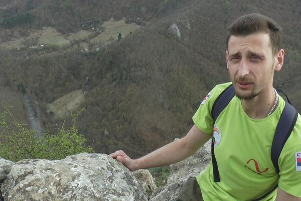 JEDNA NOGA MU JE KRAĆA ZA 35 CENTIMETARA, ALI HRABRO OSVAJA VRHOVE: Marko iz Arilja je neviđeni BORAC! (FOTO)