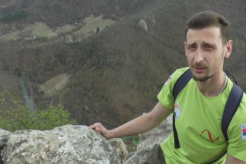 JEDNA NOGA MU JE KRAĆA ZA 35 CENTIMETARA, ALI HRABRO OSVAJA VRHOVE: Marko iz Arilja je neviđeni BORAC! (FOTO)