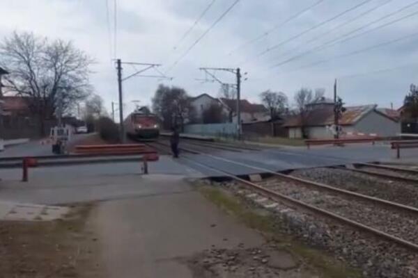 Snimao video na mostu, a onda ga je pokosio voz: Mašinovođa ga video prekasno, vukao ga 50 metara!