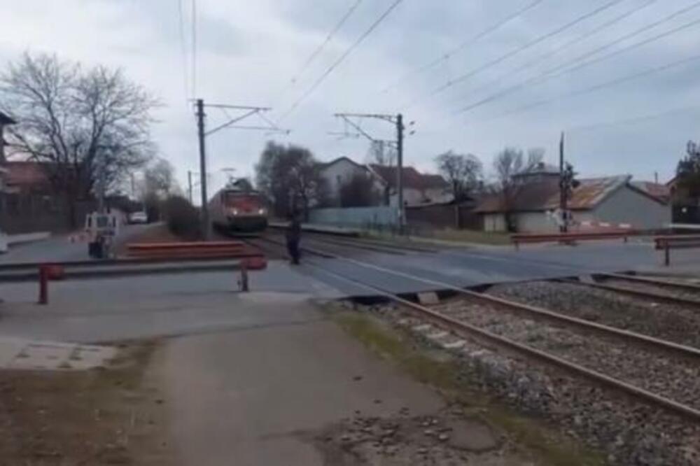 Snimao video na mostu, a onda ga je pokosio voz: Mašinovođa ga video prekasno, vukao ga 50 metara!