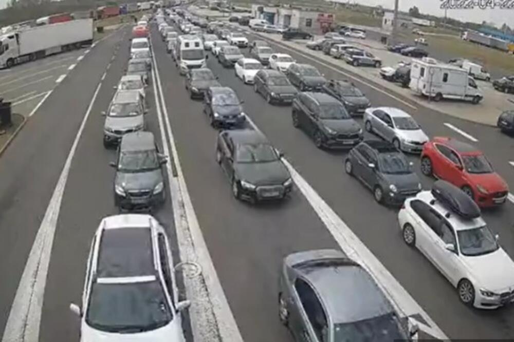 OGROMNA GUŽVA NA GRANIČNIM PRELAZIMA: Kolone vozila i na izlazu iz BEOGRADA, evo gde se stvaraju "ČEPOVI"!