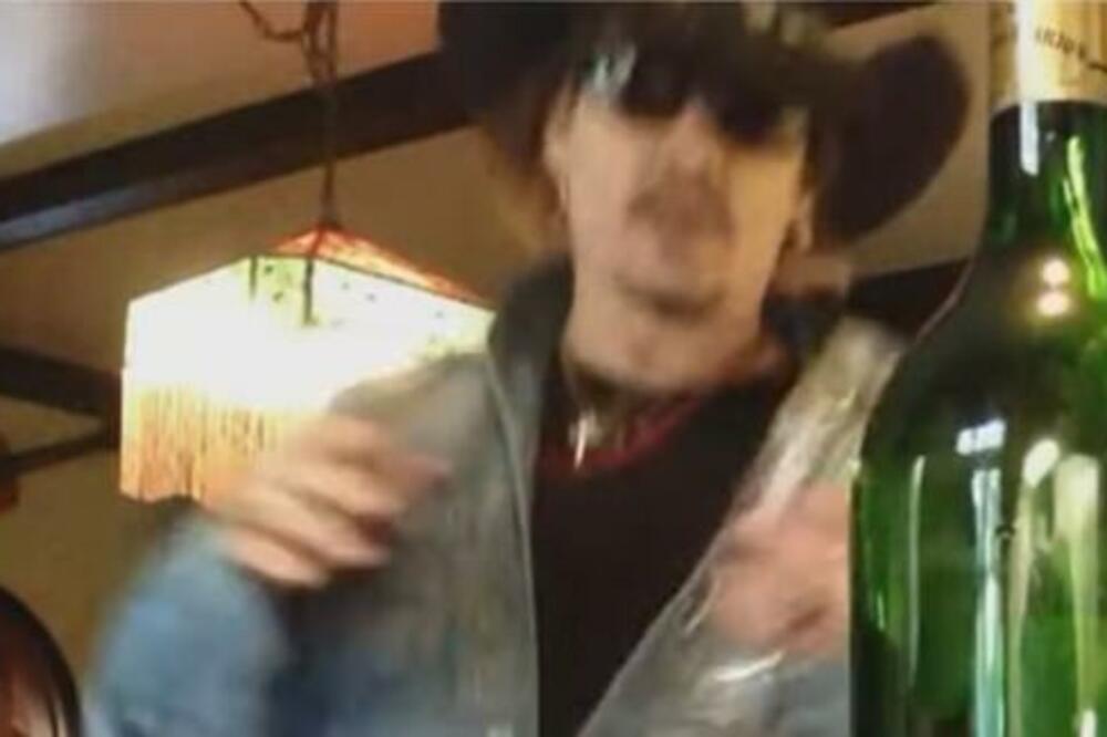 IZAŠAO NAJSKANDALOZNIJI SNIMAK DŽONIJA DEPA: Ona stoji iza njega!