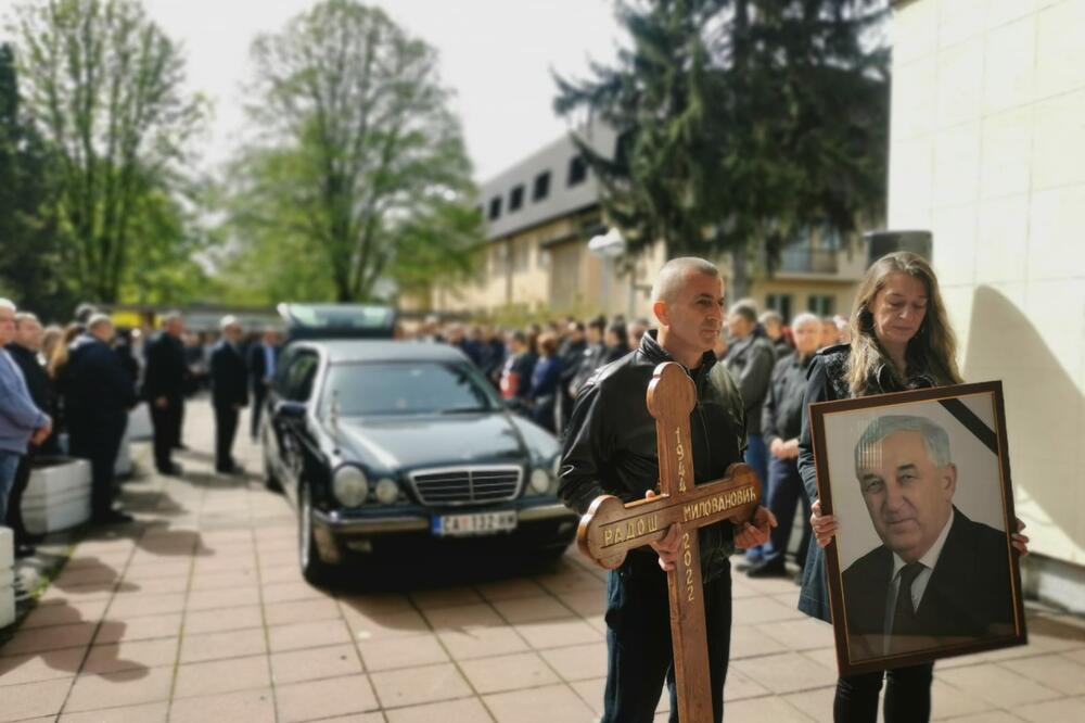 ODRŽANA KOMEMORACIJE RADOŠU MILOVANOVIĆU: Radnici i prijatelji se oprostili od pokojnog direktora fabrike (FOTO)