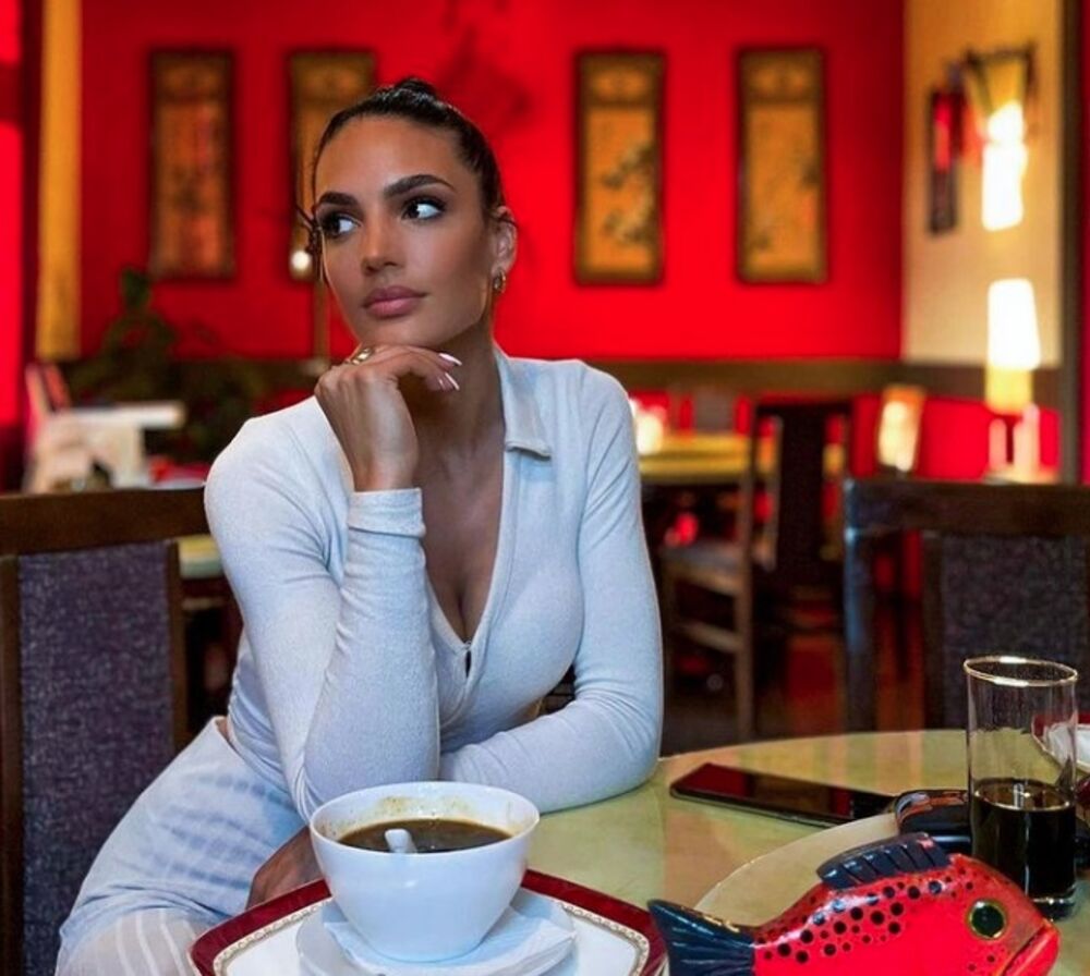 Njoj je poplava tada uništila dom, uništene su joj sve stvari, a među tim stvarima su čak i njene fotografije iz detinjstva