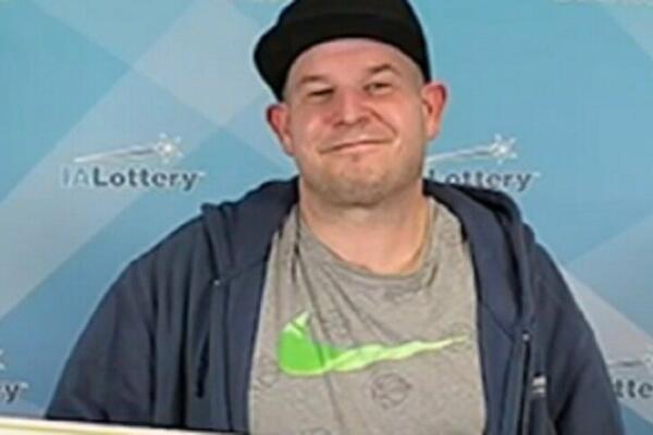 BLAGAJNIK SLUČAJNO ČOVEKU UPLATIO POGREŠAN TIKET: Nakon IZVALEČENJA mislio je da će DOŽIVETI SRČANI UDAR (VIDEO)