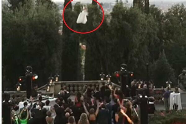 OČEKIVALI SU MLADU NA VENČANJU, A ONDA SE DESIO JOŠ VEĆI ŠOK: Svi su gledali šta radi GORE (VIDEO)