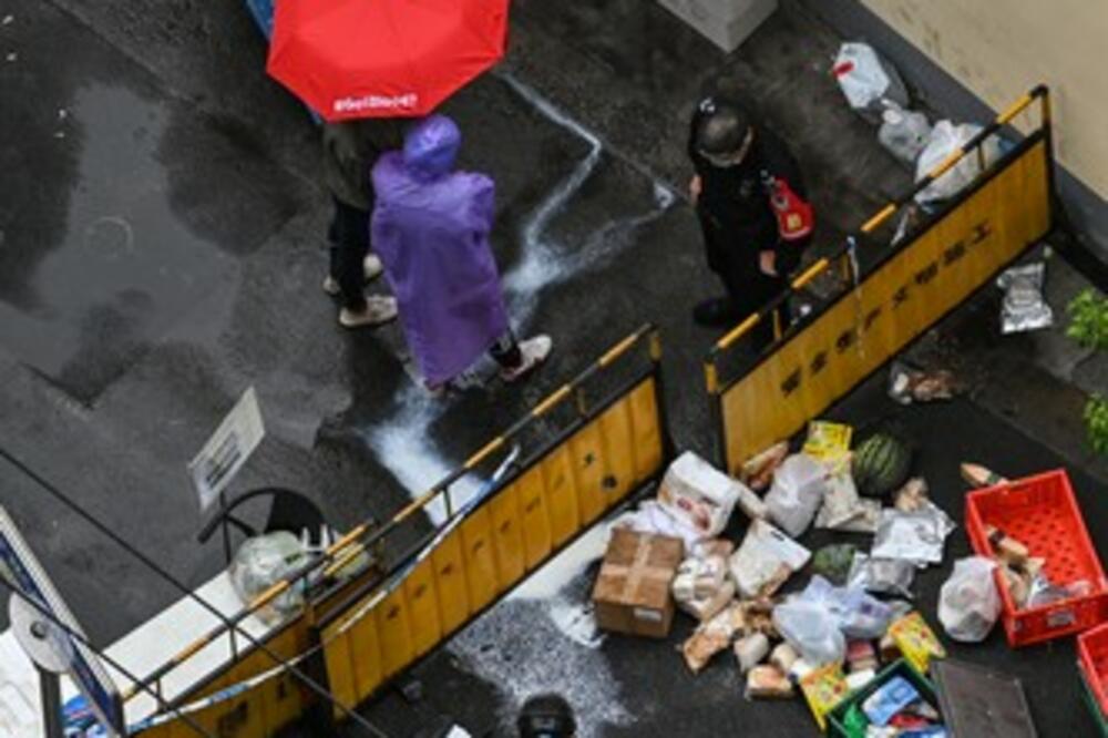 BIZARAN POKUŠAJ KINEZA DA ZAUSTAVE KORONU: Koriste metalnu OGRADU, ljudi besni kao risevi