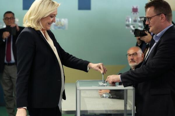 MARIN LE PEN GLASALA NA IZBORIMA: Palo i fotografisanje sa građanima, došla je nasmejana i vidno RASPOLOŽENA (FOTO)
