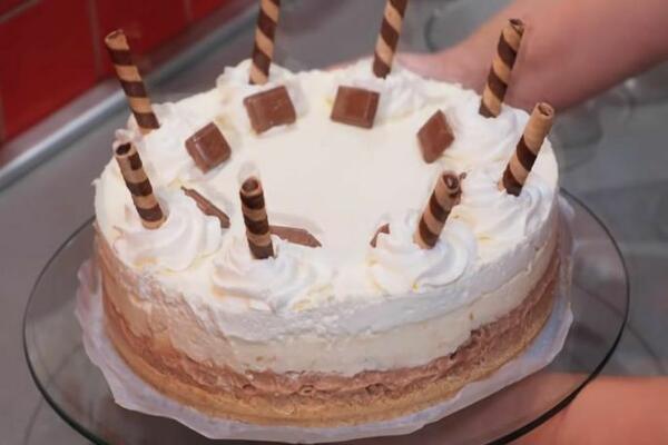 NAJBOLJI USKRŠNJI ČOKOLADNI KOLAČ! Smaže se za 10 minuta, poludećete za NJIM (VIDEO)