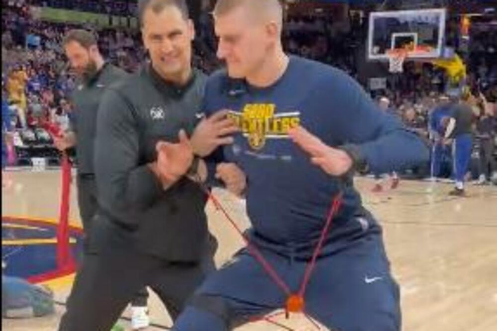 NIKOLA JOKIĆ U KLINČU SA TRENEROM! (VIDEO)