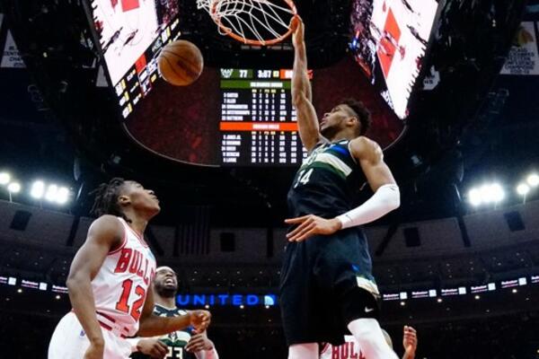 JANIS SE RAZGOROPADIO, MILVOKI ODUVAO 'BULSE' U GRADU VETROVA: Šampion ima meč loptu za polufinale Istoka!