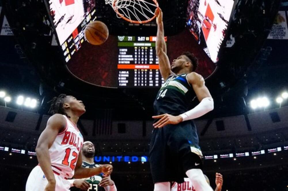 JANIS SE RAZGOROPADIO, MILVOKI ODUVAO 'BULSE' U GRADU VETROVA: Šampion ima meč loptu za polufinale Istoka!