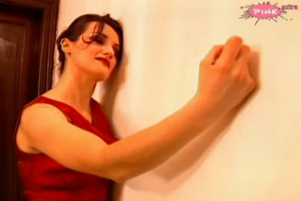 DEVEDESETIH JE HARALA ESTRADOM, BILA JE JAČA OD SVIH, A ONDA SAMO NESTALA Ovo je priča o usponu i padu jedne ZVEZDE