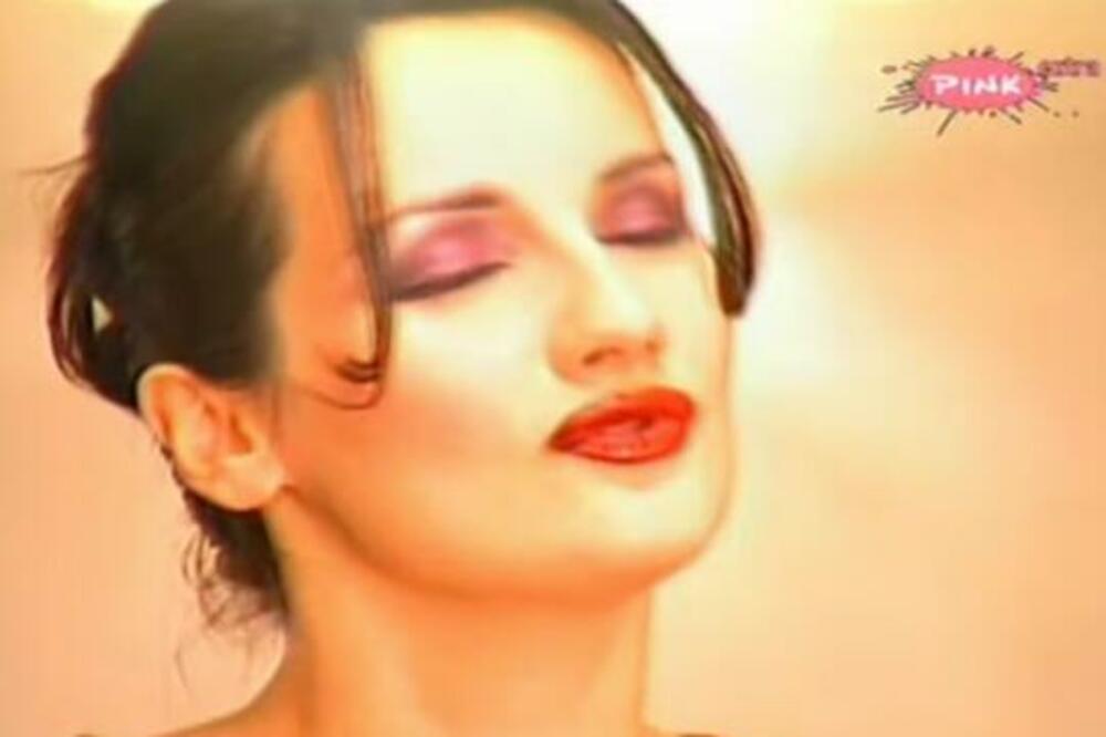 DEVEDESETE SU BILE NJENE: Nestala sa estrade, sad je PROFEROSKA i STUDETI JE OBOŽAVAJU, nema šanse da je PREPOZNATE