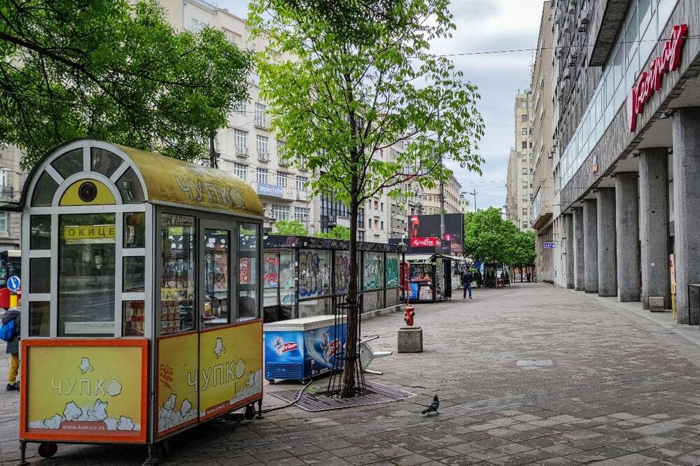 PROLAZNICI U NEVERICI GLEDALI MUŠKARCA KOD LUKE BEOGRAD: Potpuno GO šetao prestonicom, pa RADIO... (FOTO)