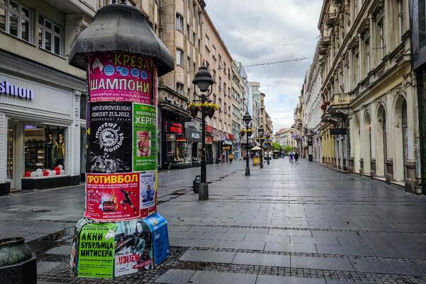 "PISMENOST JE OTIŠLA ODAVDE": Ljudi CRKAVAJU OD SMEHA kad vide ovu ULIČNU TABLU u Beogradu (FOTO)
