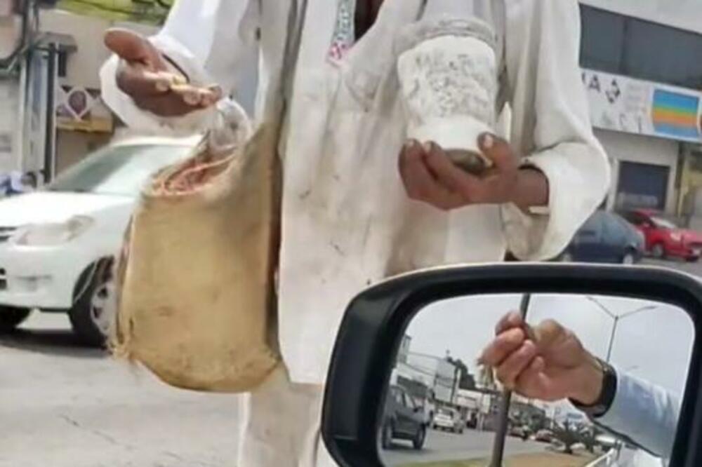 UDELIO JE PROSJAKU NOVAC, PA DOBIO NEOČEKIVANU REAKCIJU: Pogledajte gde su PARE ZAVRŠILE (VIDEO)