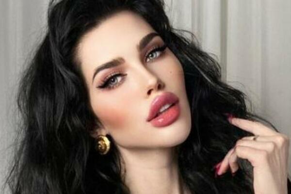 STARLETA POZIRALA ISPRED HRAMA SVETOG SAVE U KREACIJI KOJA JE ZA MNOGE "ZLOČIN": Ovo joj nije trebalo?! (FOTO)