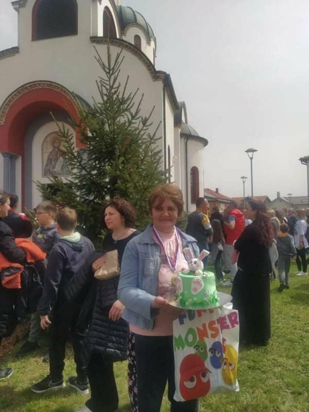 Dobitnica nagrade za najlepše našarano jaje