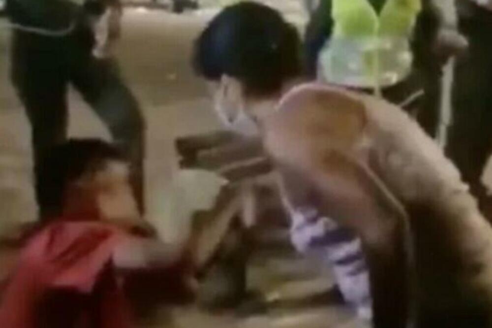 POLICAJCI IH NAHVATALI NA DELU, PA POZVALI ŽENU: Ono što im je radila svi su GLEDALI (VIDEO)
