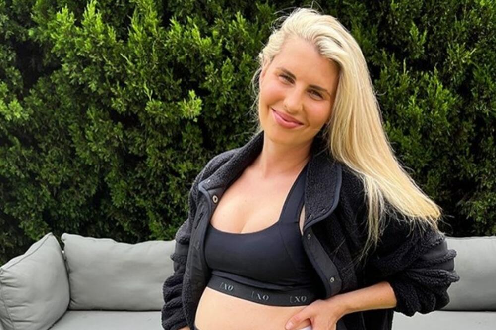 TRUDNICU RAZAPELI ZBOG VELIČINE, KAO DA NIKAD NISU VIDELI: "Mlitavo ili široko, moje je" (FOTO)