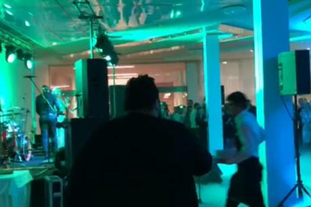 MLADENCI STALI NA PODIJUM, PA DOŽIVELI NAJVEĆI ŠOK: "Ja bih se onesvestila" (VIDEO)