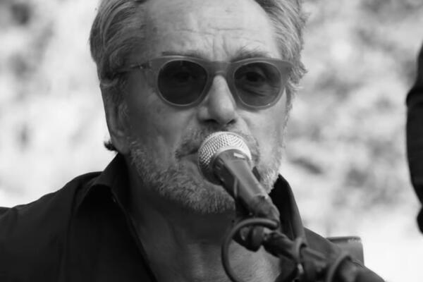 UPRAVO JE JAVLJENO, UMRO JE POZNATI PEVAČ!