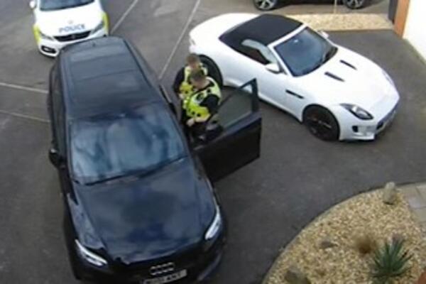 UŠAO U AUTOMOBIL, ZASPAO, A ONA URADIO JEZIVU STVAR: Kamere SVE SNIMILE, policija ODMAH REAGOVALA (VIDEO)