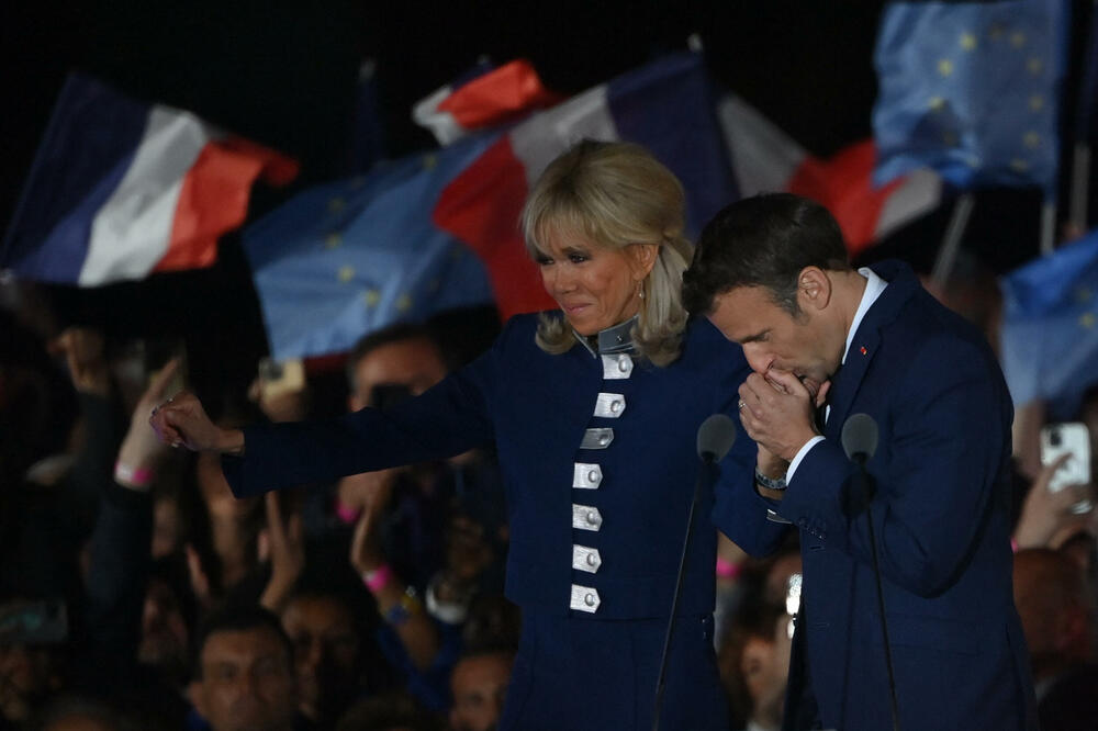 OPASNO! Iza tamno plavog odela Makronove žene krije se TAJNA PORUKA (FOTO)