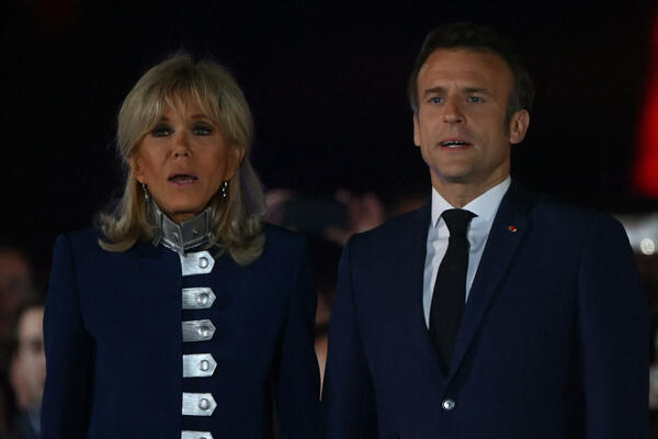 PRVA DAMA STILA PONOVO OBARA SA NOGU: Svi POGLEDI su bili UPRTI U NJU zbog ove haljine, KRALJICU NISU NI POGLEDALI