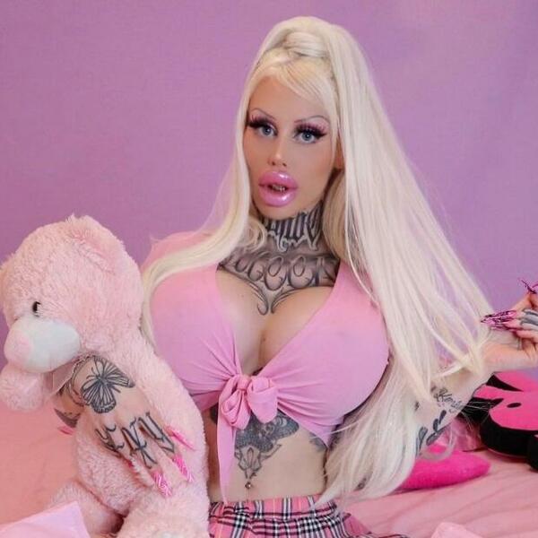 ŠVEĐANKA potrošila SILNE PARE da bi izgledala kao hodajuća SE*S LUTKA! Svi gledaju u jedan detalj i ne veruju očima