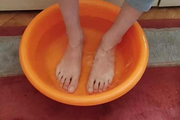 OVA TERAPIJA MI JE SPASILA ŽIVOT: Nišlijka je svake noći potapala NOGE u ovu mešavinu, IZNENADIĆETE SE REZULTATIMA!