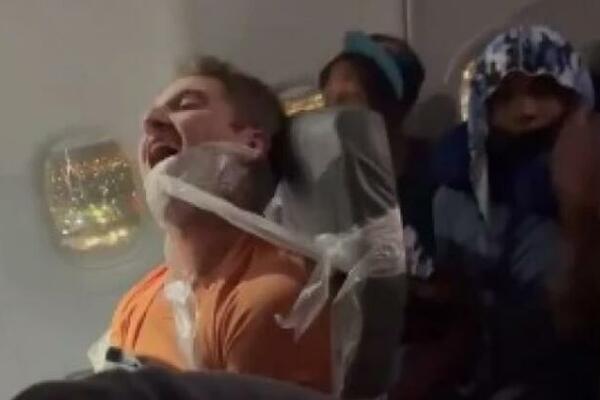 PUTNIK DIRAO STJUARDESU U AVIONU, A ONDA JE NASTAVIO SA STJUARTOM: Evo da li mu se OBILO O GLAVU (VIDEO)