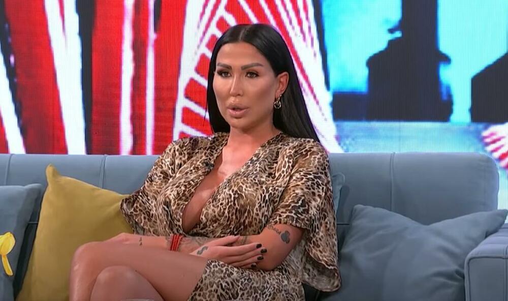 Ona je uhapšena u Bjeljini zbog optužbi za bavljenje prostitucijom, zbog čega je u zatvoru provela mesec dana.