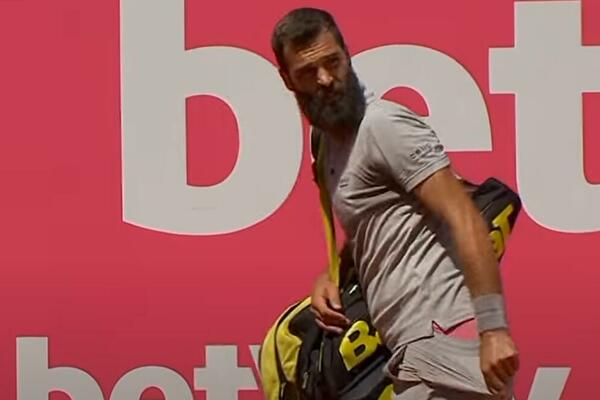 NOVI NEPRIMEREN POTEZ! Na zvižduke publike skinuo šorts i pokazao iznenađujuću boju gaća! (VIDEO)