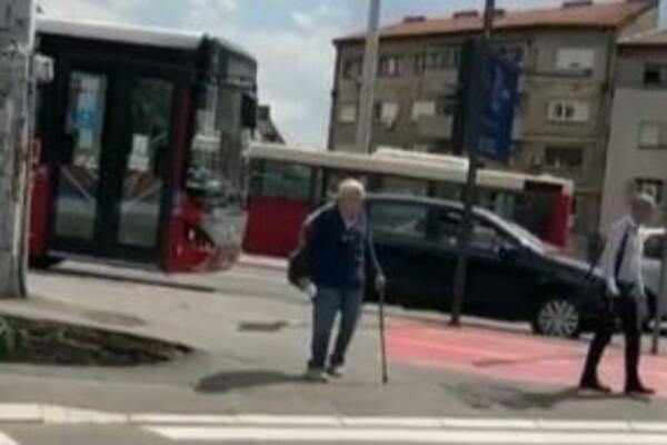 GOSPOĐA SA TELEFONOM U RUCI NAPRAVILA KOLAPS NA BRANKOVOM MOSTU: Stoji na NAJGOREM MOGUĆEM MESTU, haos (VIDEO)