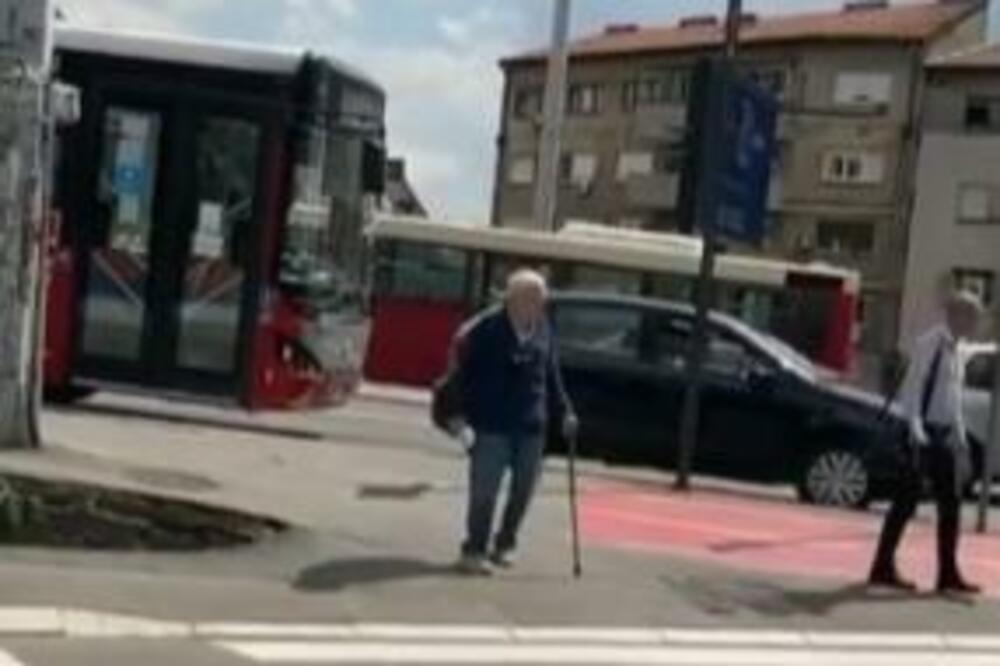 GOSPOĐA SA TELEFONOM U RUCI NAPRAVILA KOLAPS NA BRANKOVOM MOSTU: Stoji na NAJGOREM MOGUĆEM MESTU, haos (VIDEO)