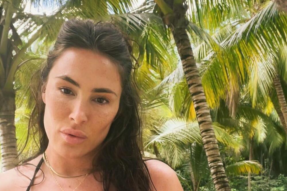 SENIDA POČASTILA PRATIOCE VRELOM FOTKOM U KUPAĆEM: Atributi pucaju, nikad jače nije izgledala! (FOTO)