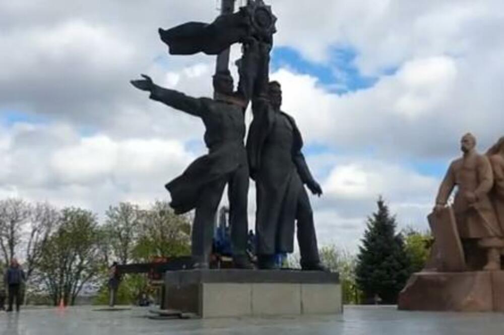 SRUŠEN SIMBOL RUSKO-UKRAJINSKOG PRIJATELJSTVA: Kijev razmontirao veliki SPOMENIK, oglasio se i KLIČKO! (VIDEO)