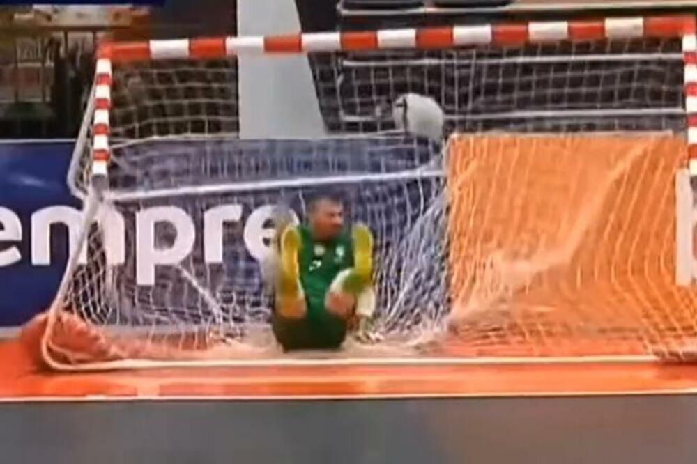 GOLMANA NAPUCALI U GLAVU, ON SRUŠIO CEO GOL! (VIDEO)