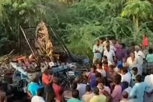 HINDU FESTIVAL U INDIJI ZAVRŠEN TUGOM: Namajnje 11 osoba poginulo od strujnog udara! (VIDEO)