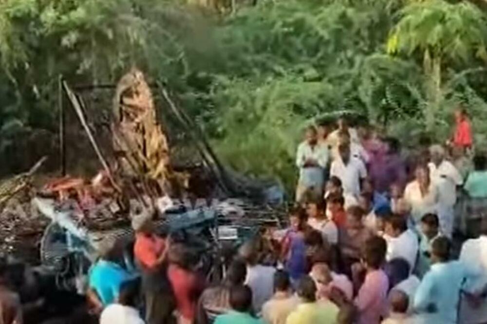 HINDU FESTIVAL U INDIJI ZAVRŠEN TUGOM: Namajnje 11 osoba poginulo od strujnog udara! (VIDEO)